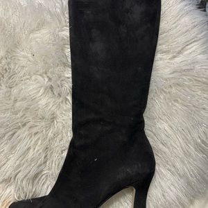 Suede Black boots super comfortable Item used and is in Excellent condition